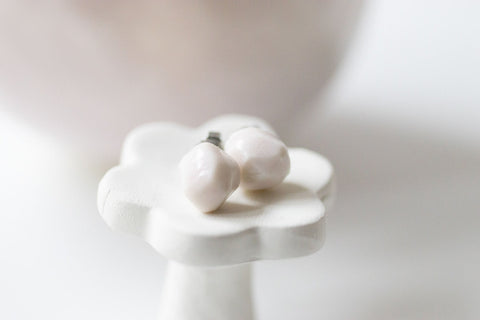 "Diamant" - Ohrstecker aus Porzellan mit Erbiumglasur