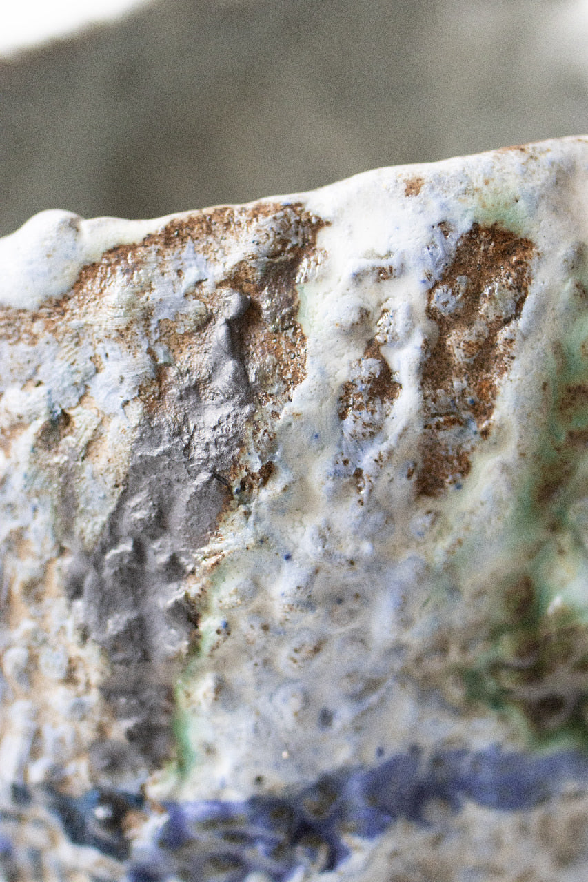 Mountain side - Carved vase