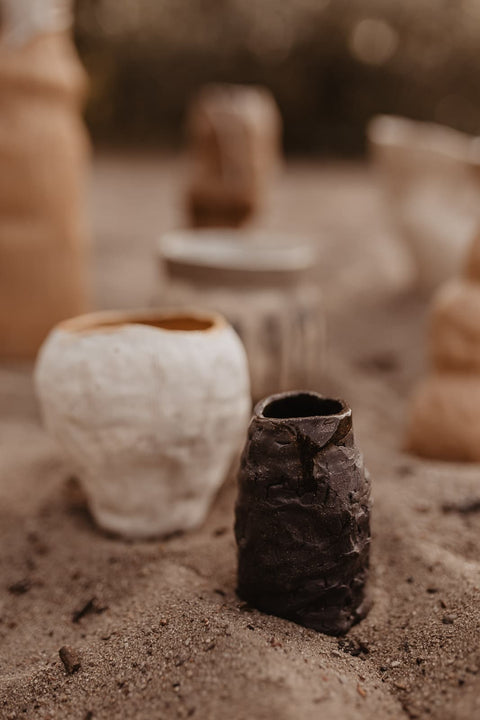 Kleine strukturierte schwarze Vase