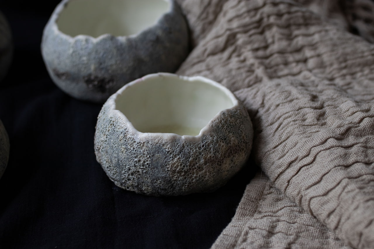 Edles Metall - Kleine handgekniffene Porzellanschale