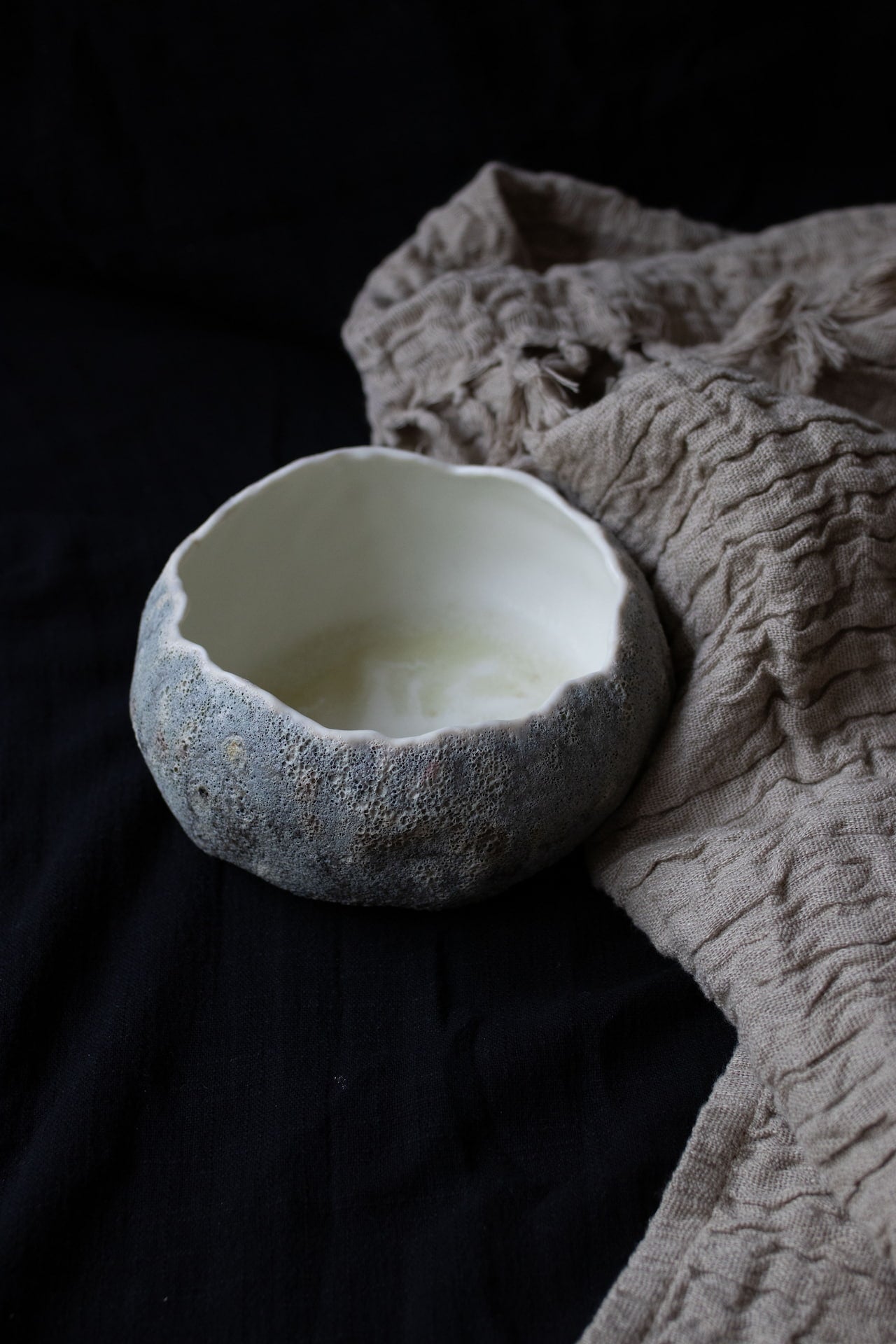 Precious metal - Small Porcelain hand-pinched bowl