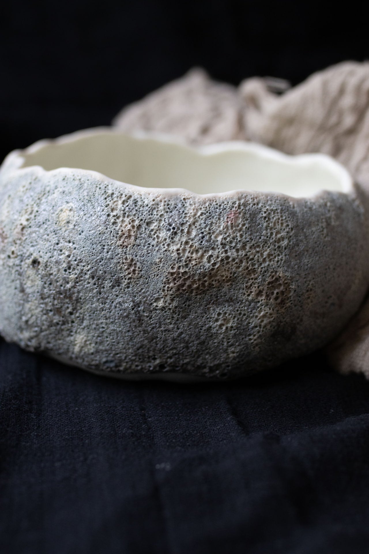 Precious metal - Small Porcelain hand-pinched bowl