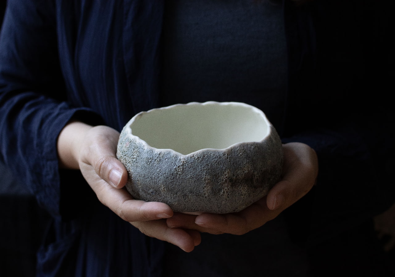 Edles Metall - Kleine handgekniffene Porzellanschale