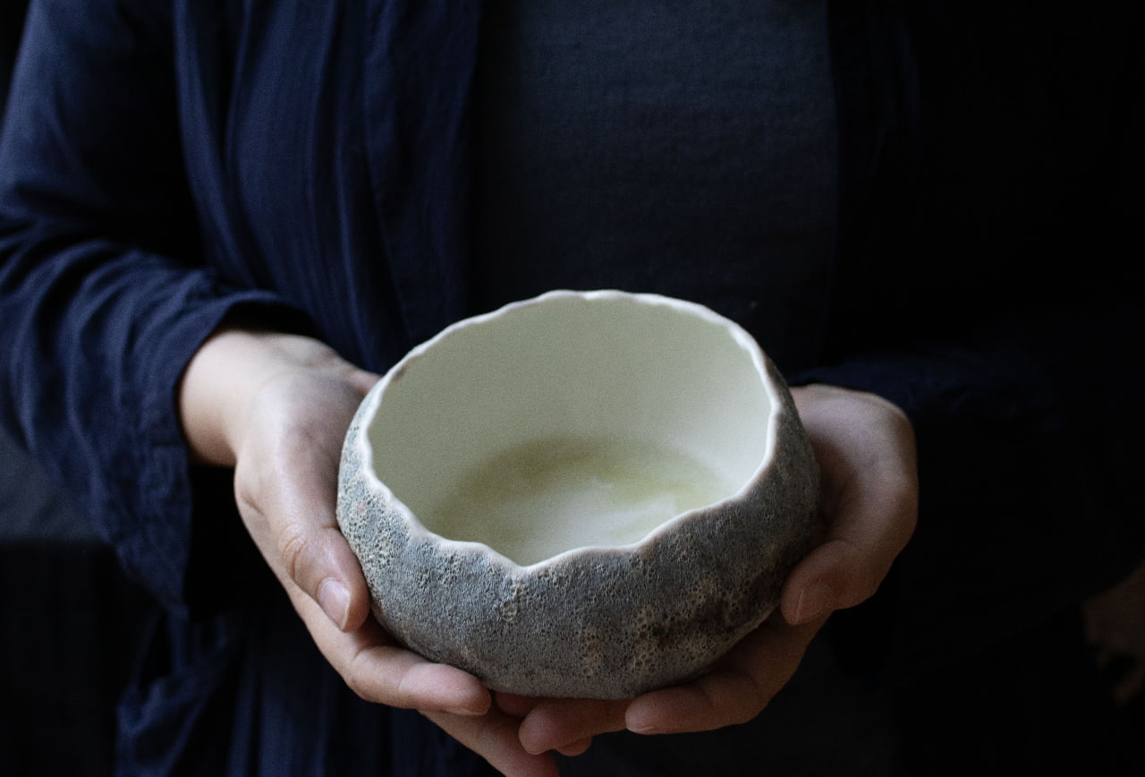 Edles Metall - Kleine handgekniffene Porzellanschale