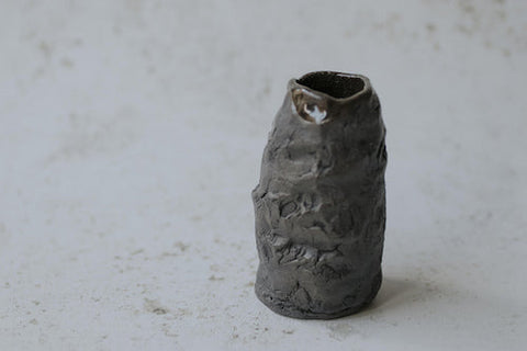 Kleine strukturierte schwarze Vase