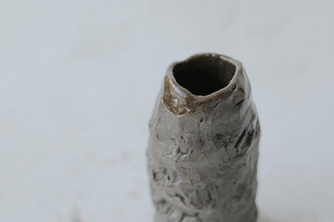 Kleine strukturierte schwarze Vase