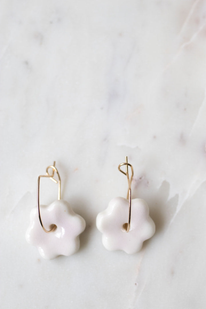 Ohrringe mit Blumenanhänger aus Porzellan mit Erbiumglasur