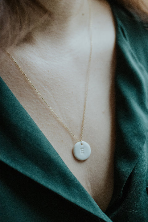 Personalizable necklace with porcelain initial pendant