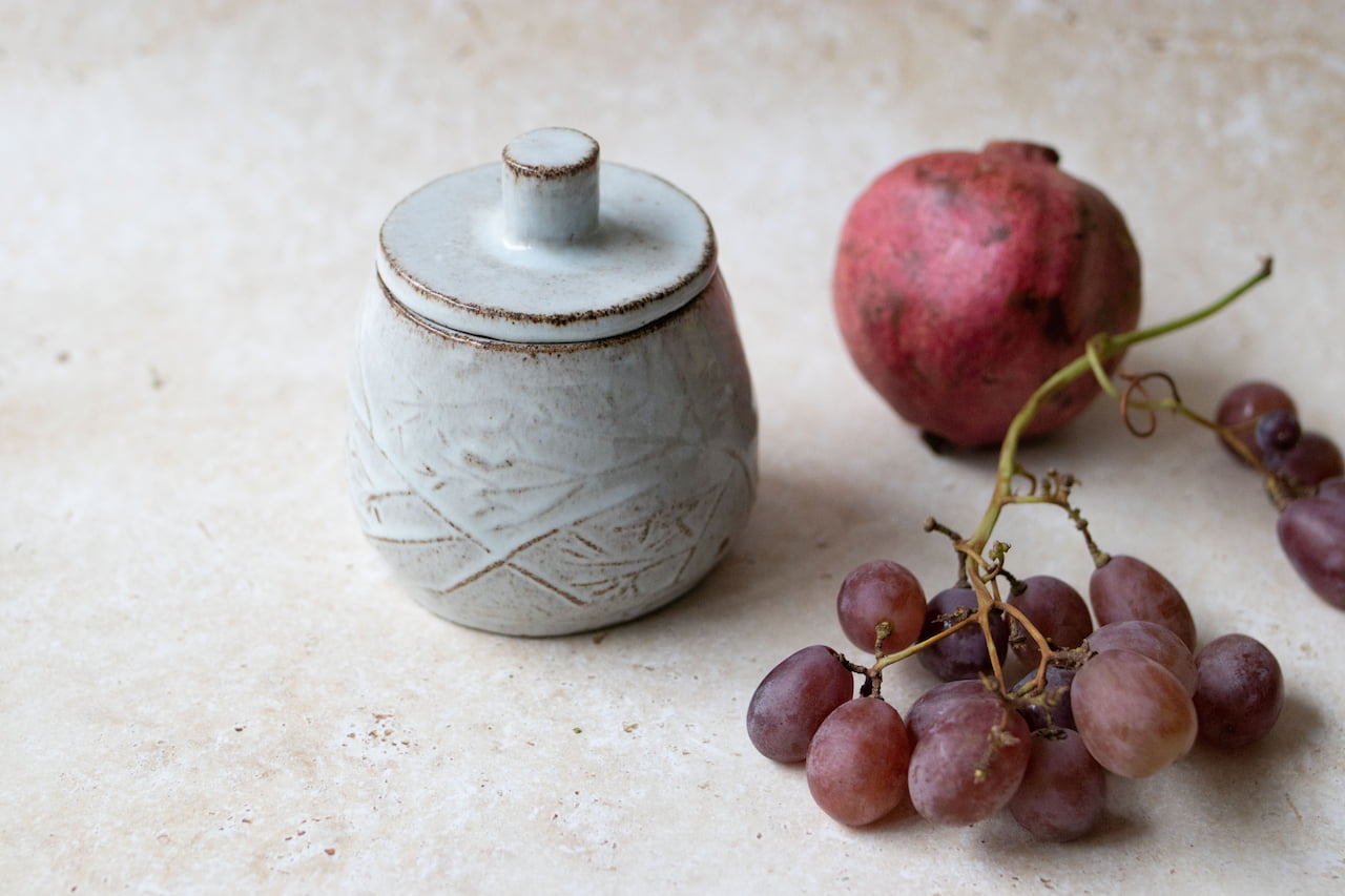 Porta tesori: lidded icy blue jar