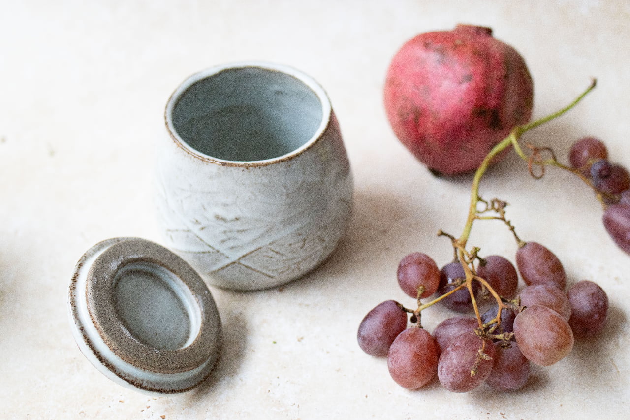 Porta tesori: lidded icy blue jar