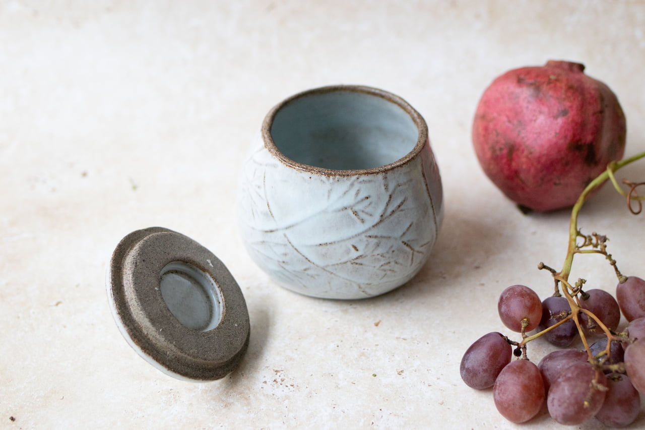 Porta tesori: lidded icy blue jar